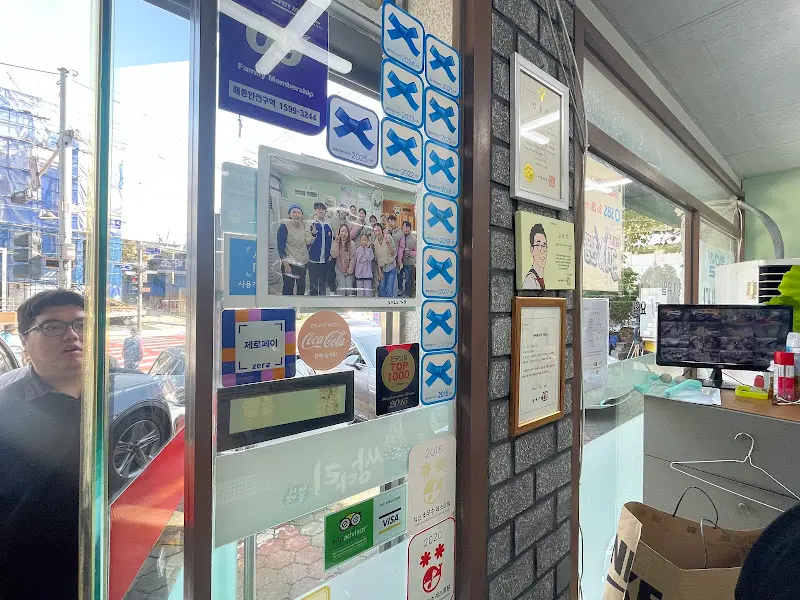 가게 유리창에 붙어있는 인증 마크들