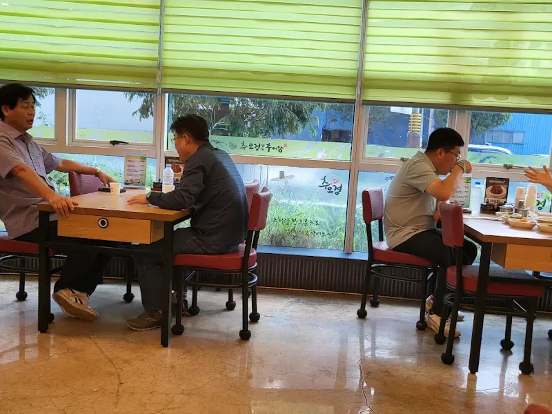 넓고 깔끔한 홀 내부