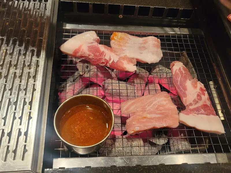 숯불 위 삼겹살