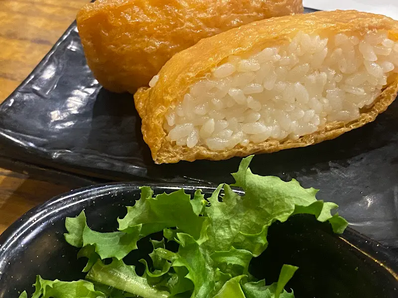 유부초밥과 샐러드