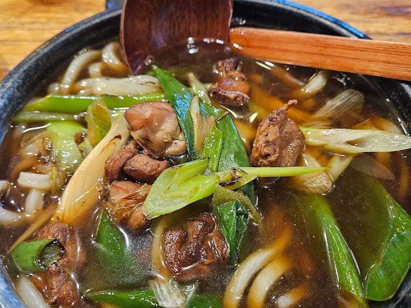 국자로 우동을 뜨는 모습