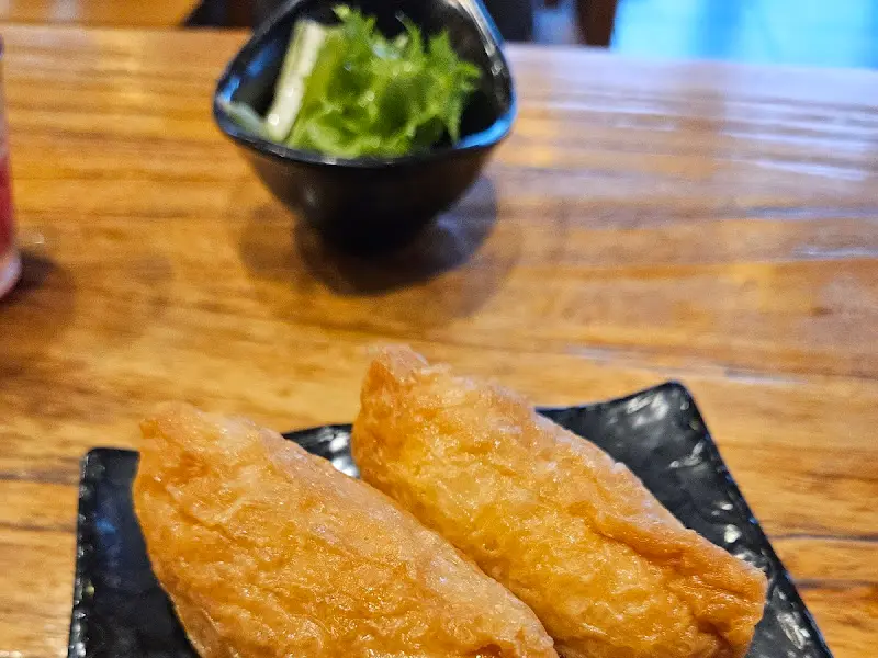 유부초밥과 샐러드 클로즈업