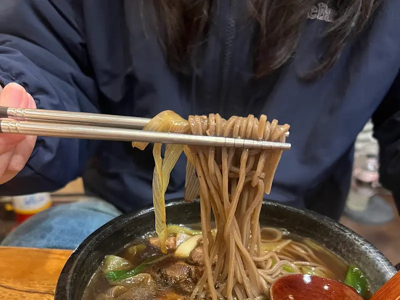 소바 면발을 들어올린 모습