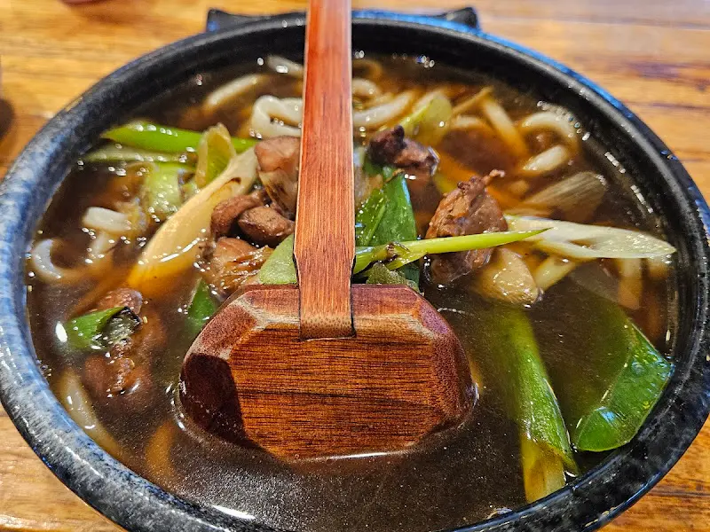 나무 국자가 담긴 우동