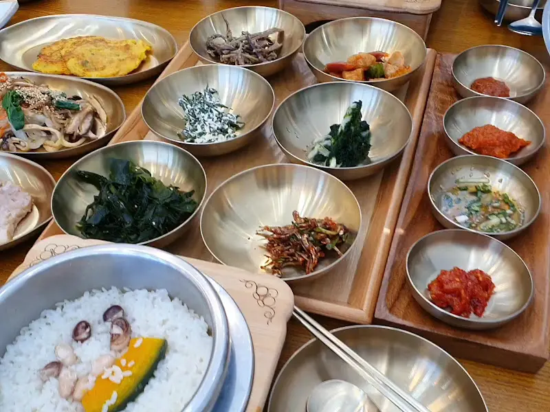 놋그릇에 정갈하게 담긴 다양한 반찬들