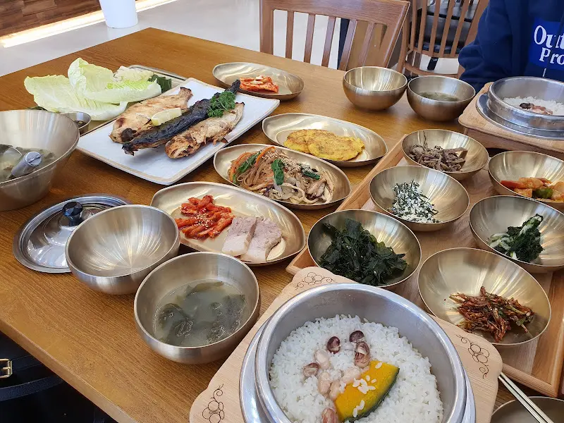 테이블 가득 차려진 정갈한 한상차림