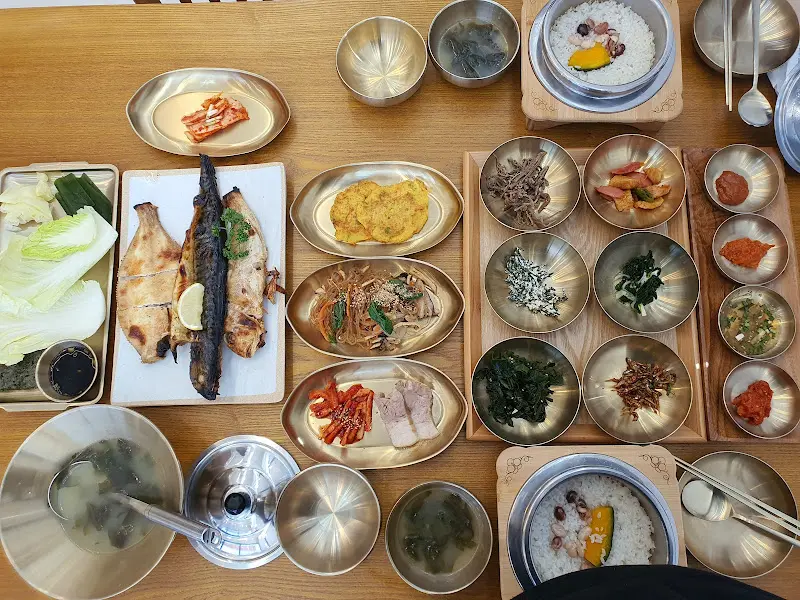 푸짐하게 차려진 생선구이 솥밥 정식 한상