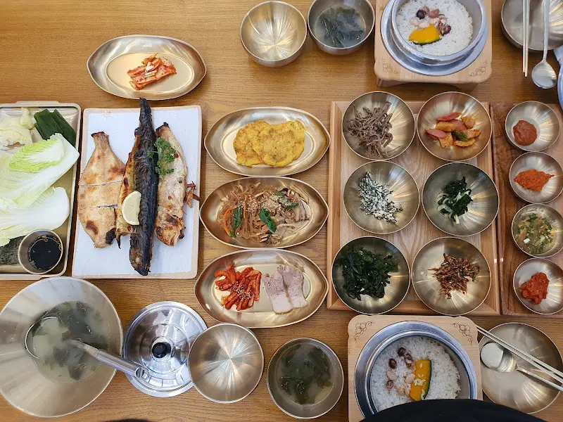 다양한 반찬과 솥밥, 생선구이