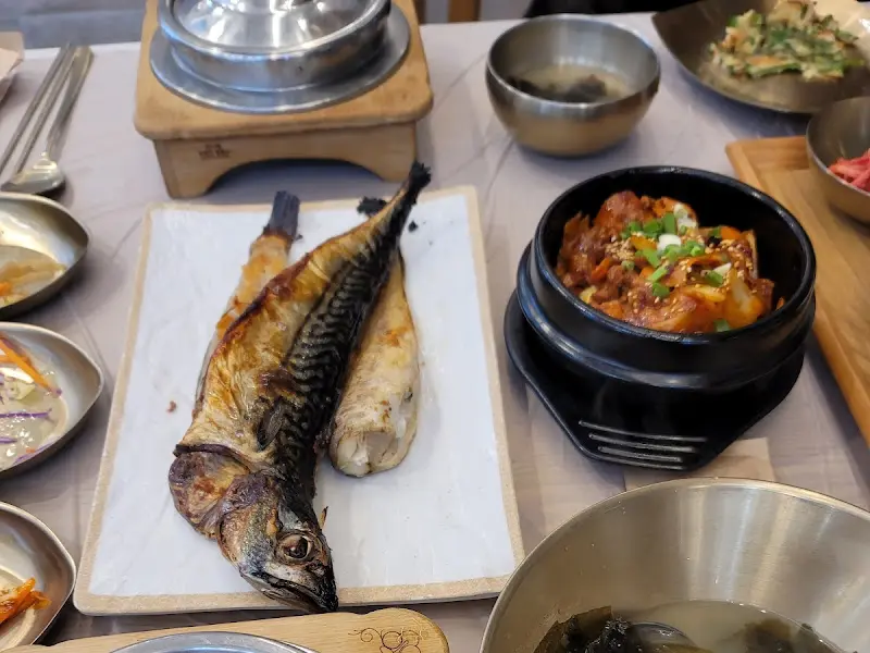 윤기가 흐르는 생선구이