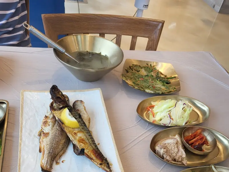 갓 구워져 나온 따끈한 생선구이