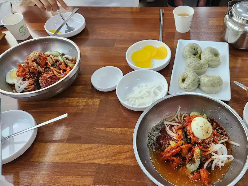 냉면과 만두 한 상 차림