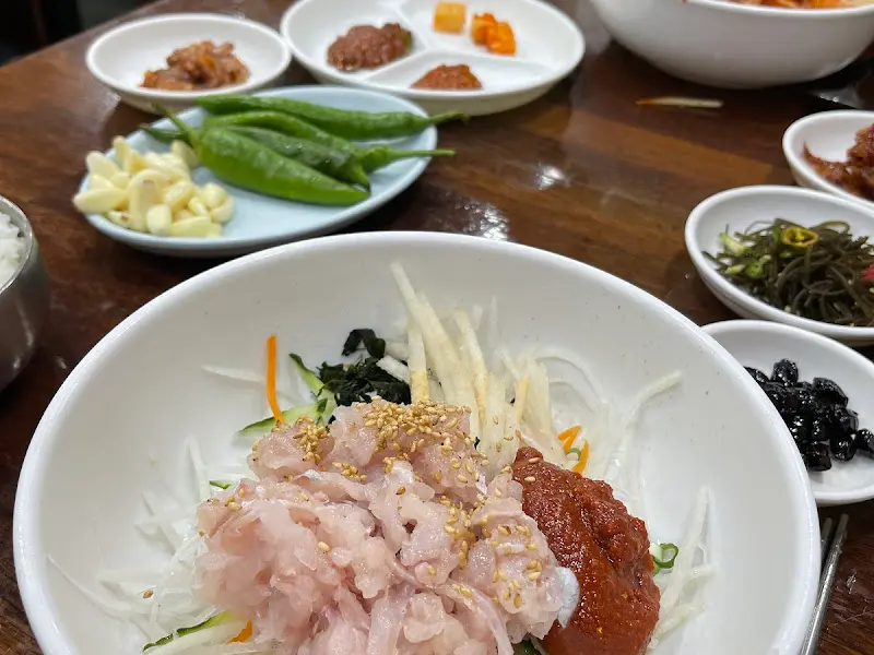 다양한 밑반찬이 정갈하게 담겨 있는 모습. 젓갈, 김치, 콩자반 등이 보인다.