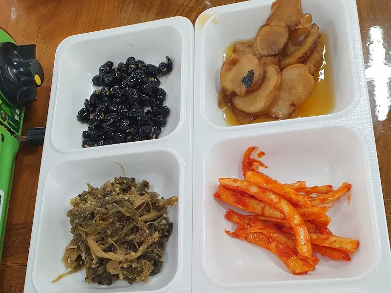 정갈하게 담긴 밑반찬