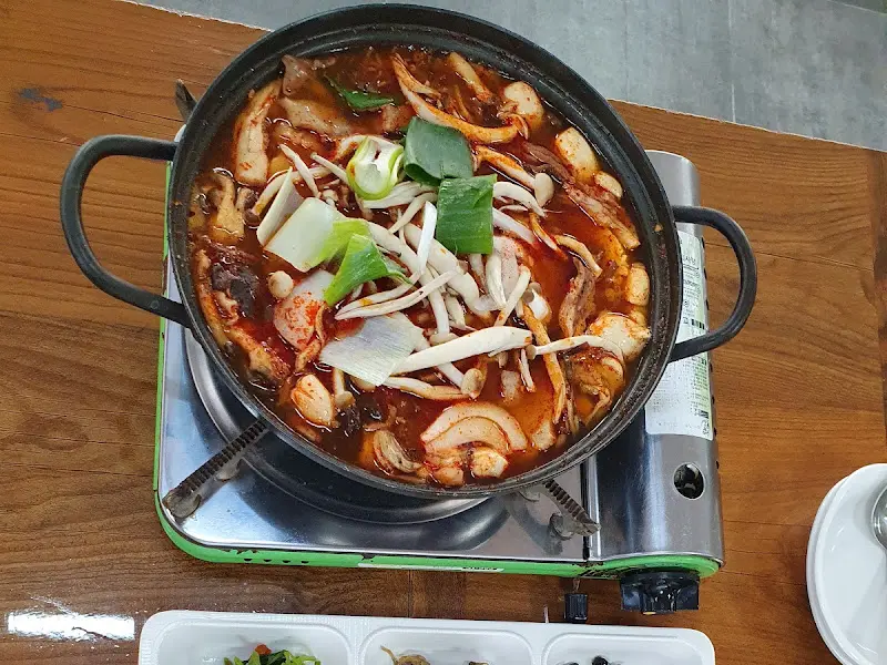 자연산 버섯전골의 푸짐한 모습