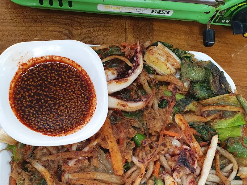 해물이 듬뿍 들어간 도토리해물파전