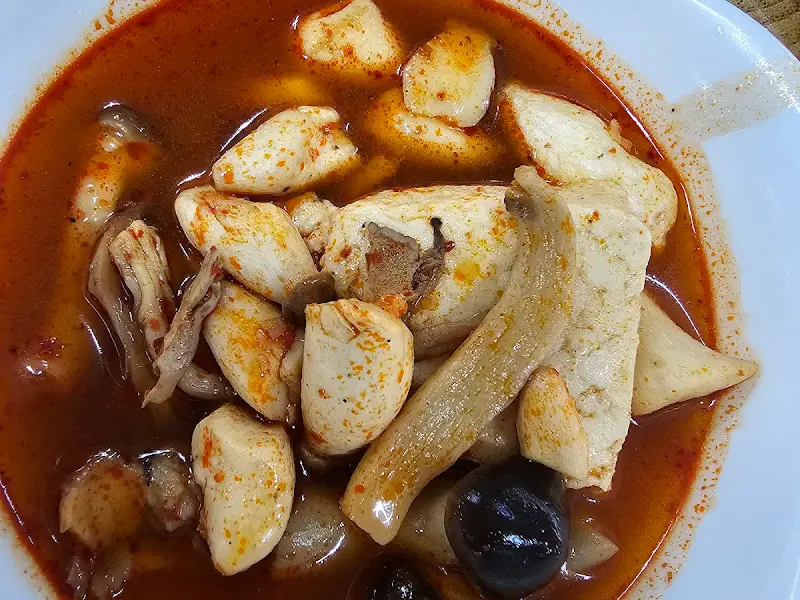 버섯이 가득 담긴 전골