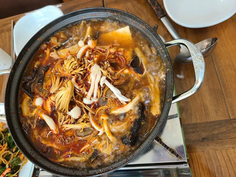 맛깔스러운 버섯전골