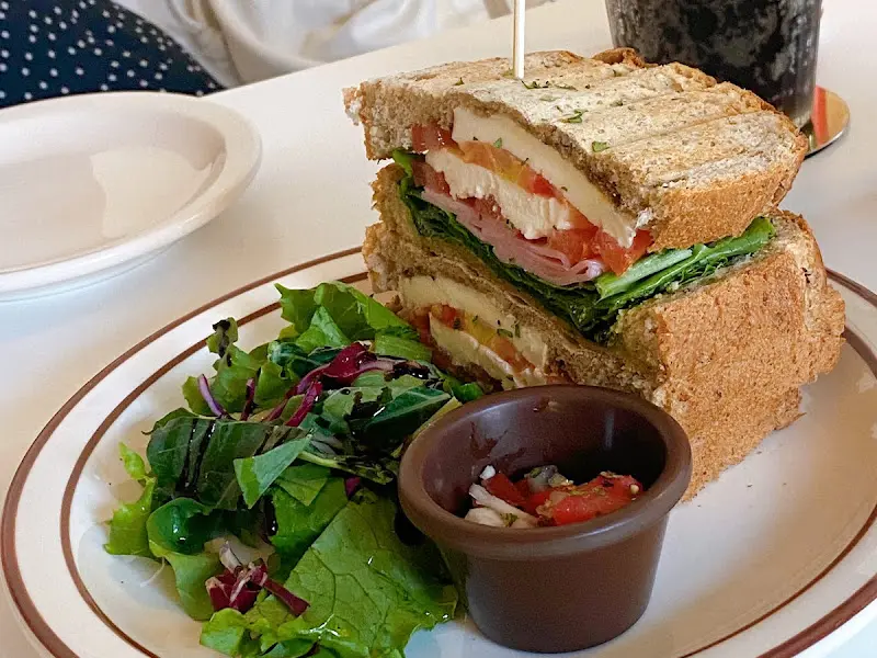 포카치아 클럽 샌드위치와 샐러드