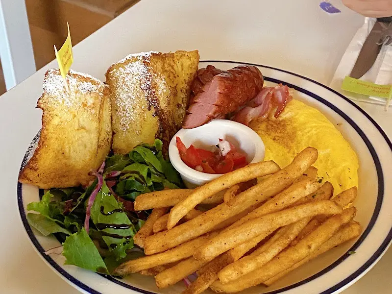 프렌치 토스트와 샐러드