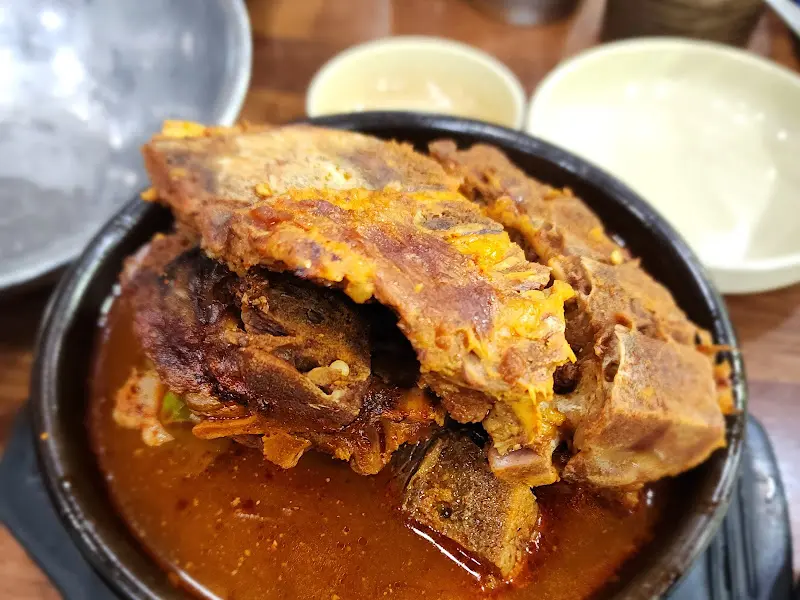 푸짐한 뼈해장국의 비주얼