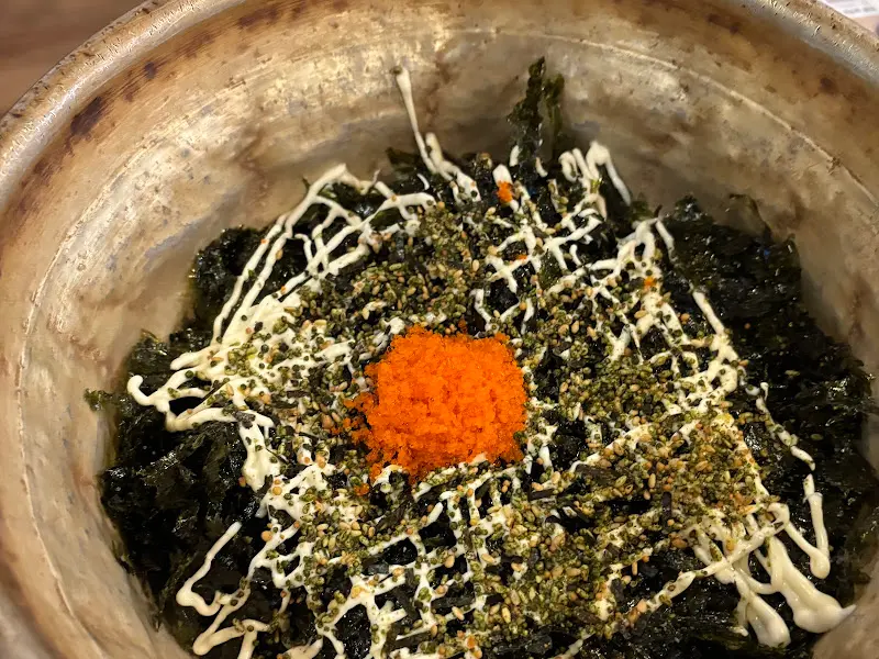 김가루와 마요네즈, 단무지가 올려진 밥