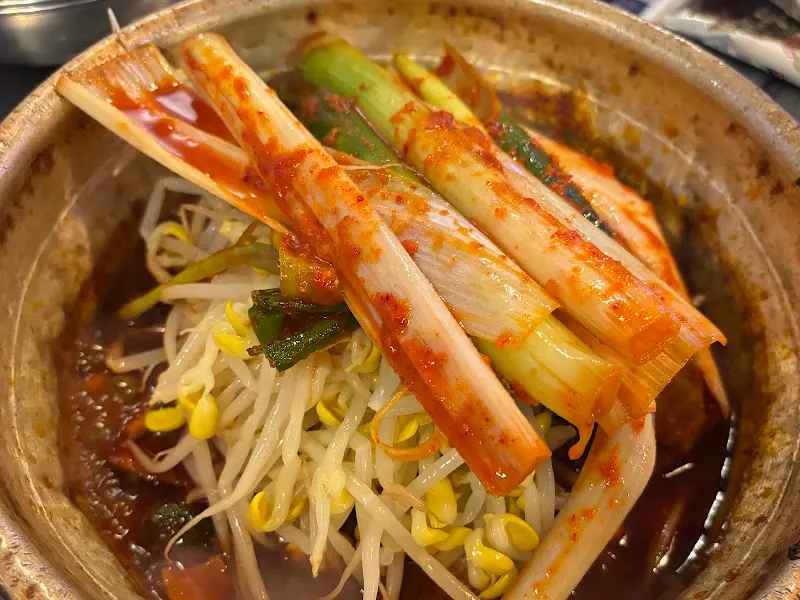 김치찌개의 재료인듯한 김치, 콩나물, 대파의 모습