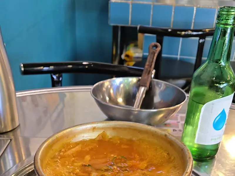 김치찌개와 소주병