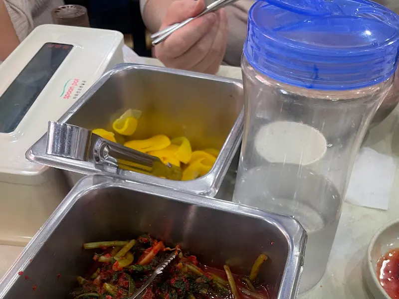 테이블에 놓인 김치와 단무지