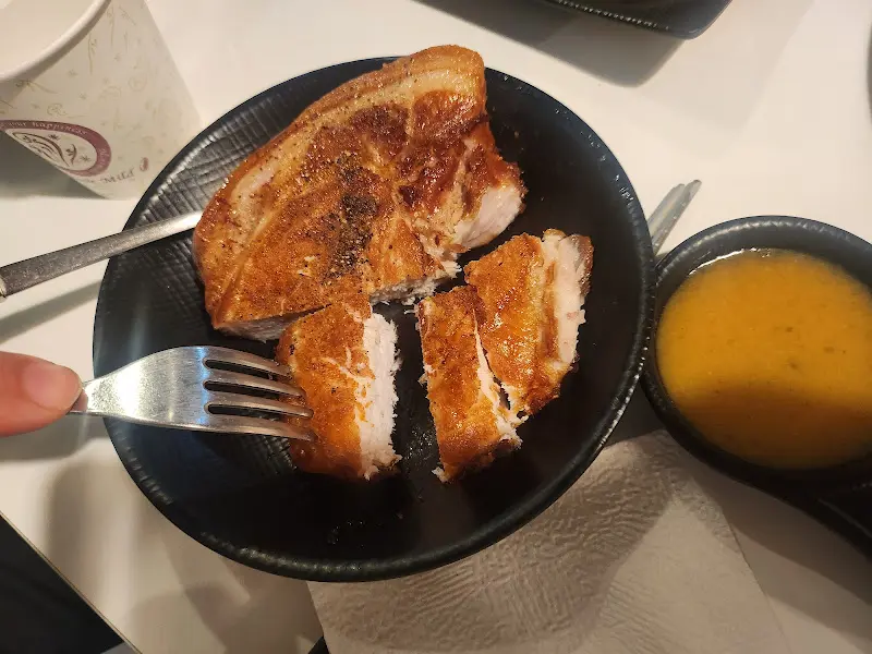 촉촉한 삼겹살 한 점