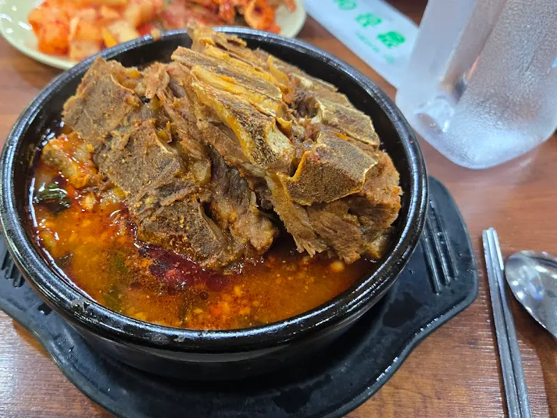 푸짐한 뼈와 살코기가 인상적인 뼈해장국