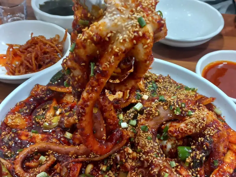 해물이 가득한 쭈꾸미 샤브샤브