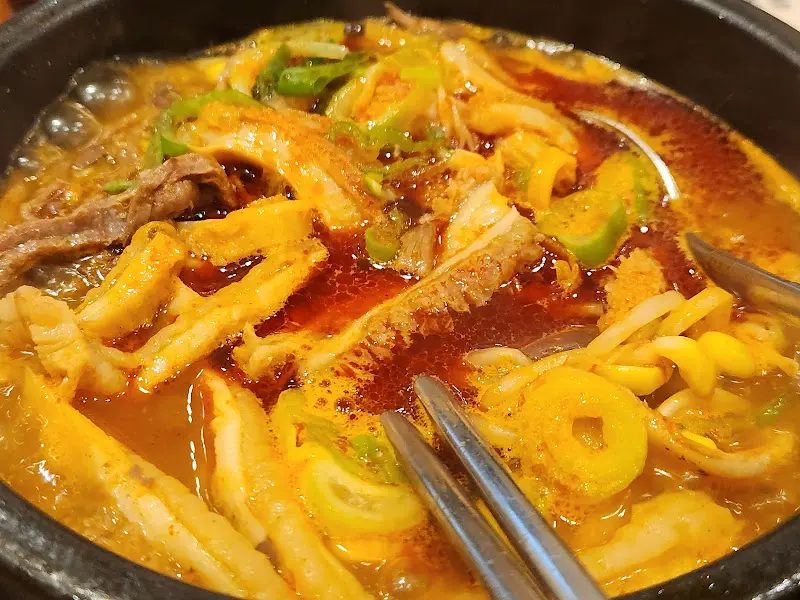 내장과 야채가 가득한 내장탕의 모습