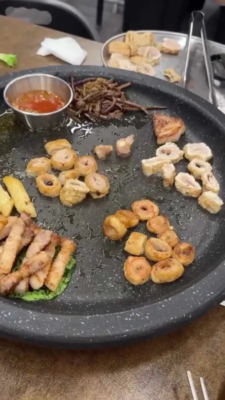 잘 구워진 막창과 곁들여 먹는 다채로운 반찬들