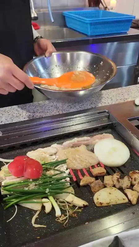 양곱창과 채소를 함께 굽는 모습