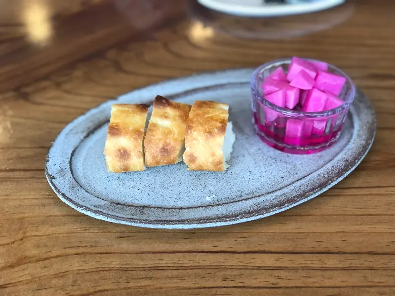 포카치아 빵과 분홍색 무 피클