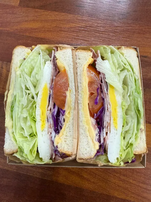 속이 꽉 찬 햄에그 샌드위치