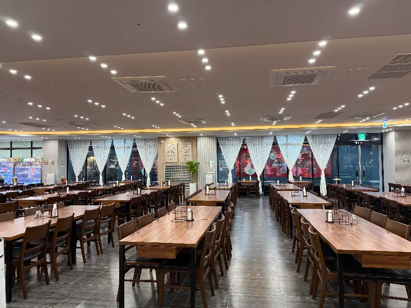 넓고 쾌적한 매장 내부