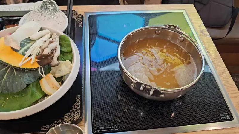 샤브샤브 냄비와 재료