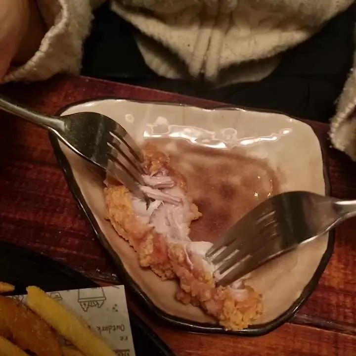 포크로 찢어 먹는 치킨