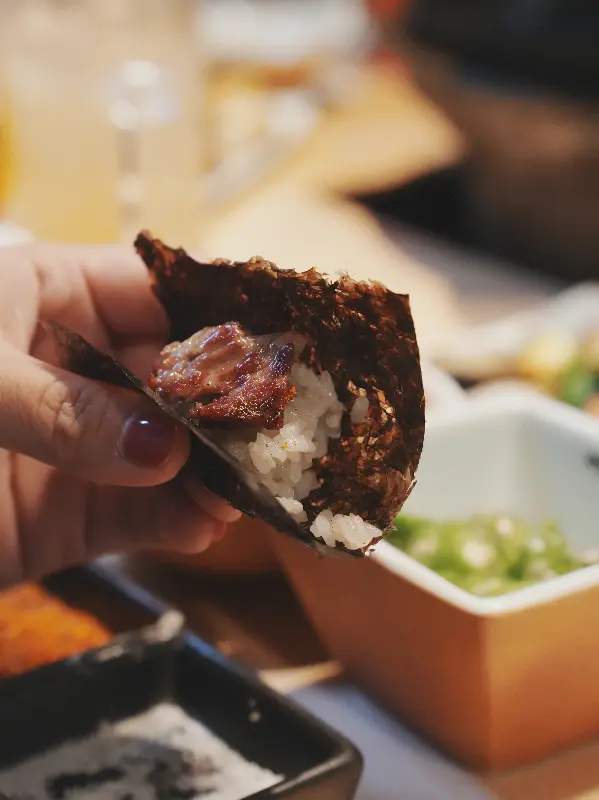 마늘밥을 김에 싸먹는 모습