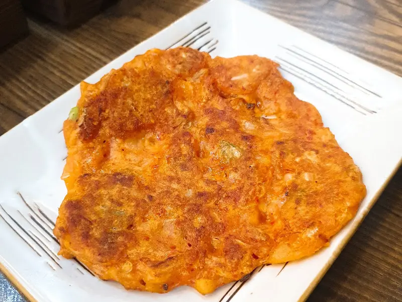 노릇하게 구워진 김치전