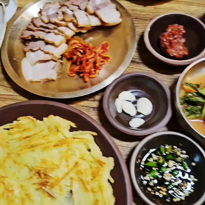 보쌈과 다양한 곁들임 메뉴