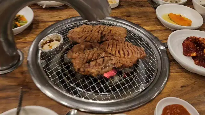 숯불 위에서 맛있게 익어가는 돼지갈비