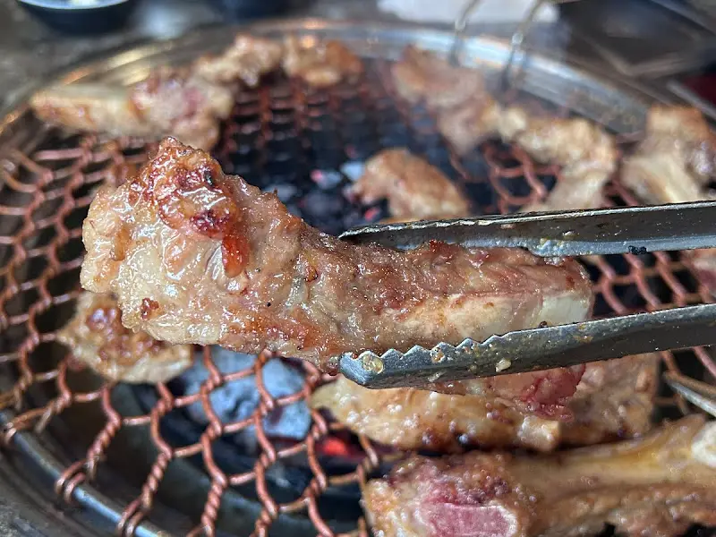 숯불 위에서 구워지는 LA갈비