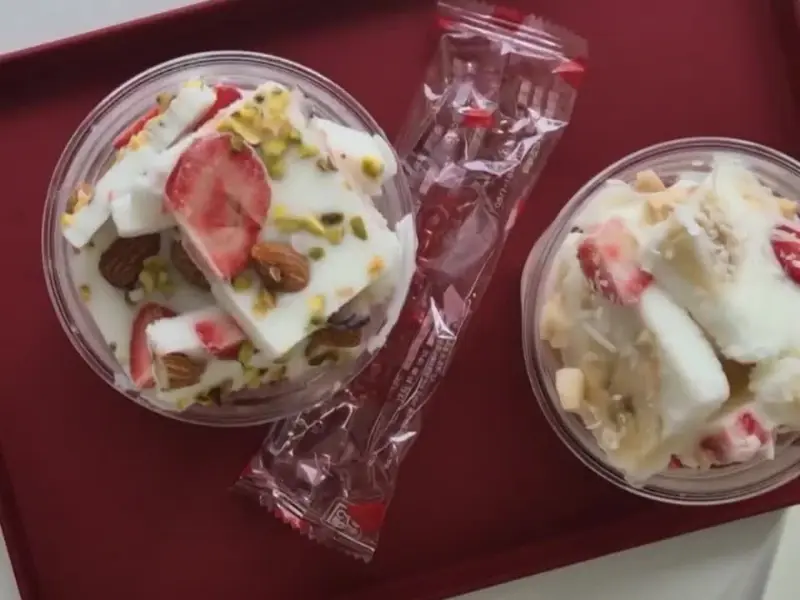 다양한 토핑이 올라간 요거트 아이스크림