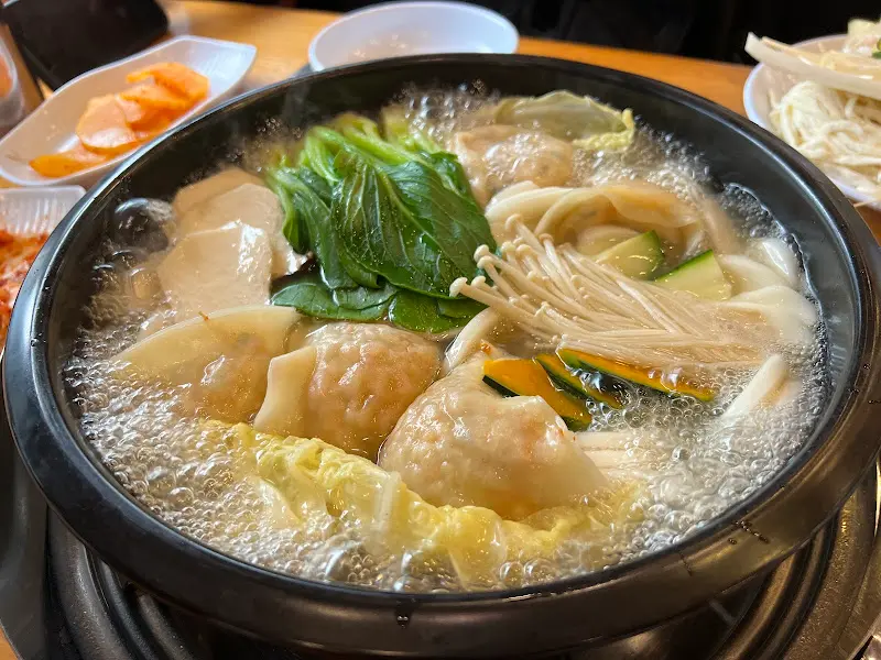 보글보글 끓는 만두전골