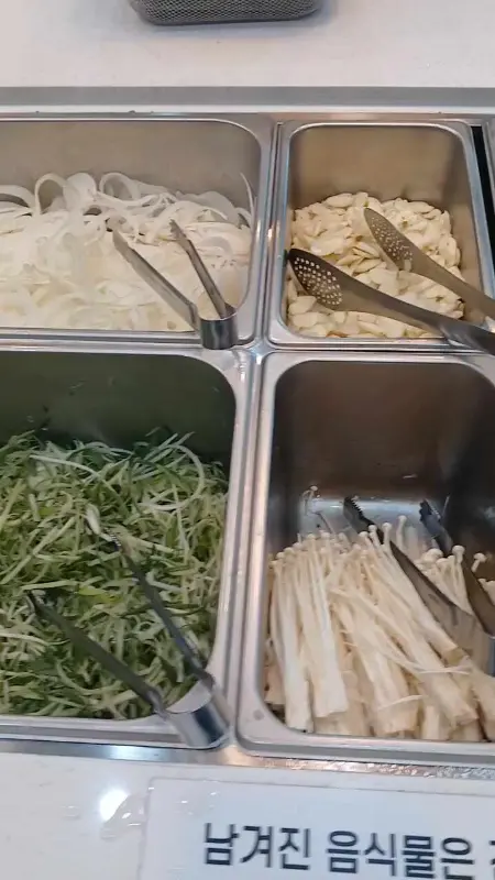 신선한 야채와 곁들임 메뉴가 준비된 샐러드바