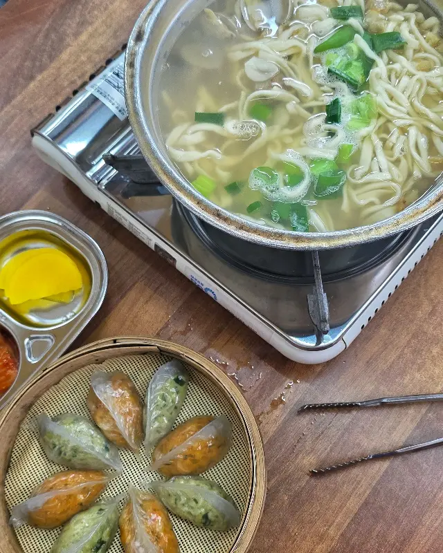 칼국수와 만두, 김치의 조화