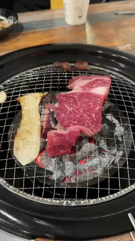 숯불 위에서 구워지는 꽃등심