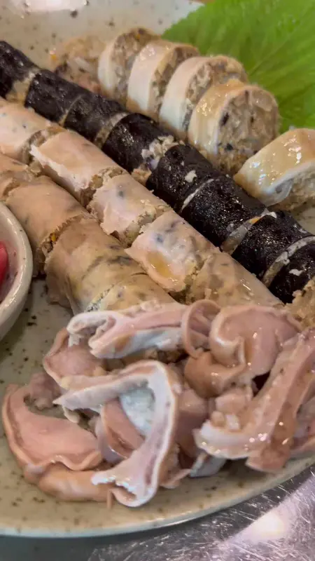 다양한 종류의 순대가 담겨 나온 모듬 순대